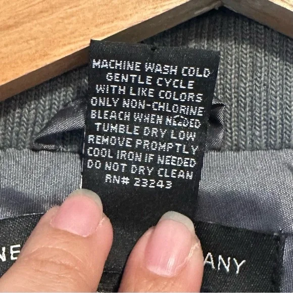 New York & Co Women's Metallic Gray Puffer Vest with Detachable Hood Size Medium - Picture 10 of 10